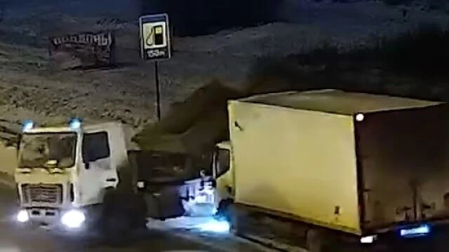  «Оттормозиться не успели»: в объектив камер попал момент ДТП на 103 километре МКАД