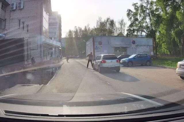 	Конфликт в Великом Новгороде: водитель едва не сбил человека, после чего бросился в драку