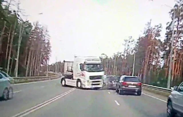  Фура смяла несколько автомобилей на шоссе в Барнауле: пострадали женщина и ребенок