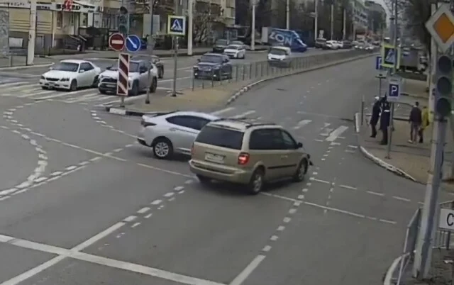  ДТП на перекрестке в Белгороде: женщина на Hyundai не уступила дорогу минивэну