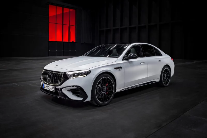 Новый Mercedes-AMG E 53 Hybrid: полный привод и большая батарея для рутинных поездок