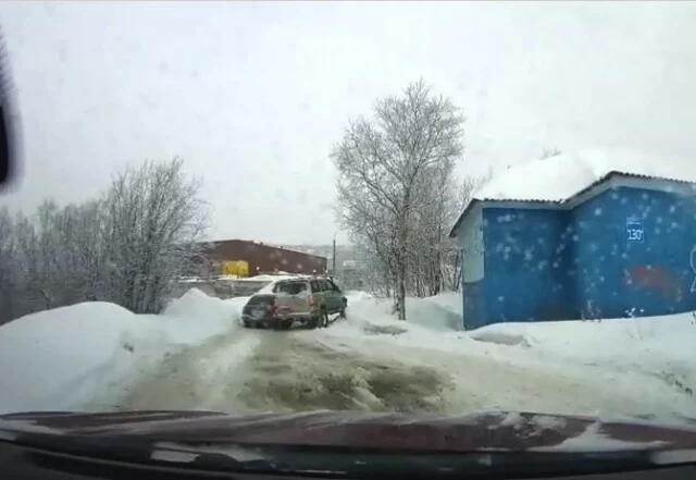 	Авария из-за гололеда в Мурманске: внедорожник на спуске скатился на попутную легковушку