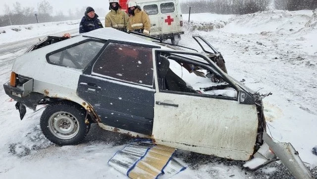 В Самарской области фура снесла капот ВАЗ-2109, пострадали два человека