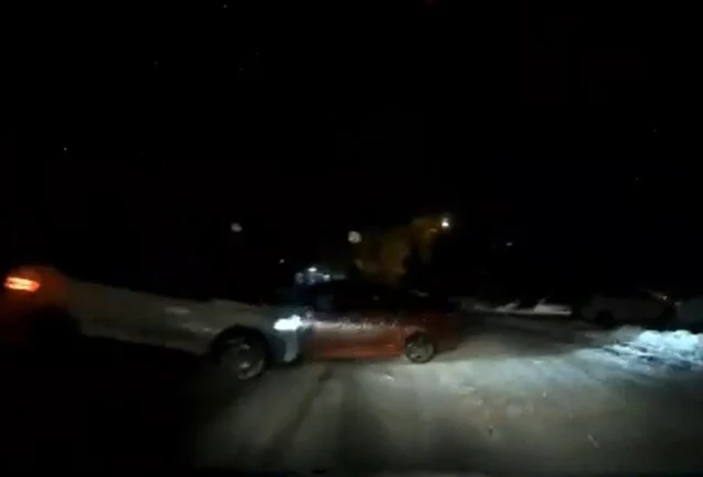  «Не вписался в поворот»: два автомобиля столкнулись на заснеженной дороге в Ленобласти