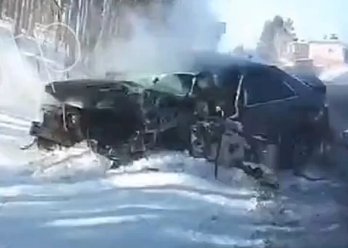 	«Тойота» вылетела на встречную и врезалась в мусоровоз на Александровском тракте