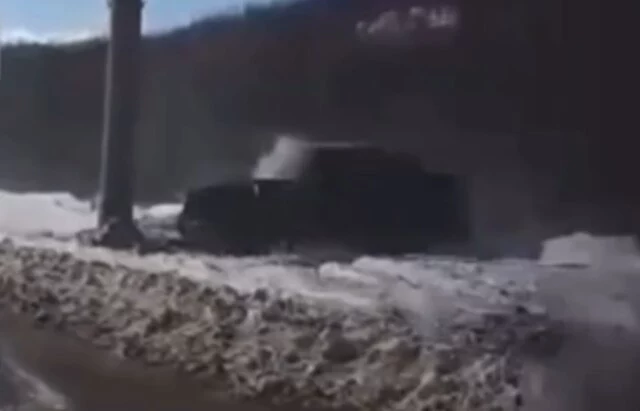 	Легковой автомобиль врезался в столб на Кольском проспекте в Мурманске
