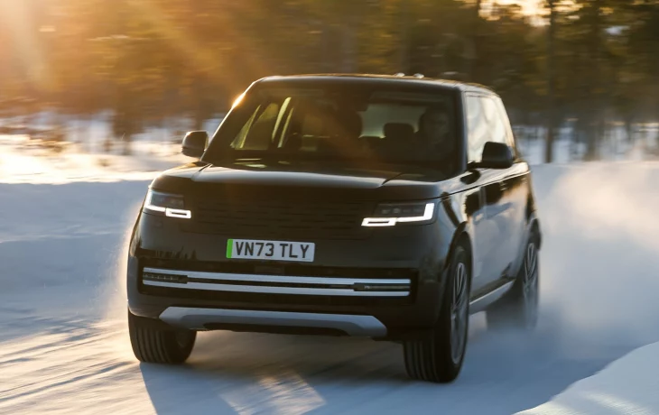 Range Rover Electric показался во весь рост: вес под три тонны и динамика спорткара