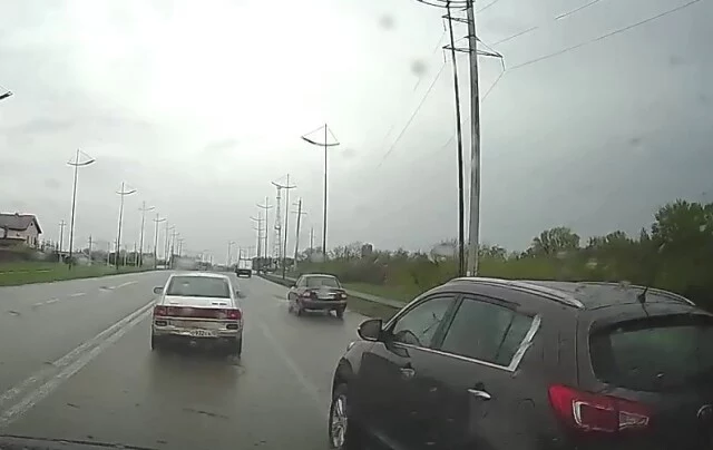  «Ты должен пропустить»: водитель кроссовера едва не спровоцировал ДТП в Магнитогорске