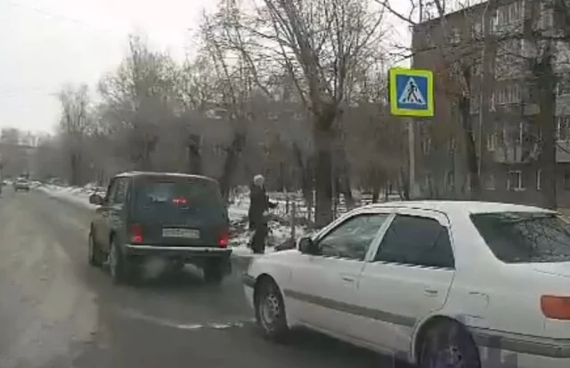 	В Красноярске водитель иномарки не успел затормозить и въехал в «Ниву»