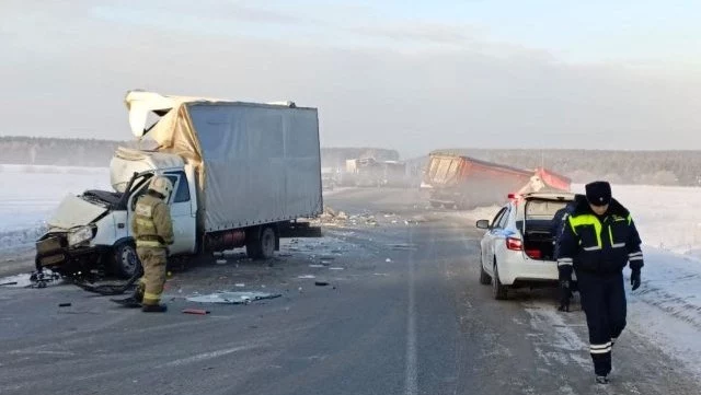 Восемь машин столкнулись на трассе в Свердловской области