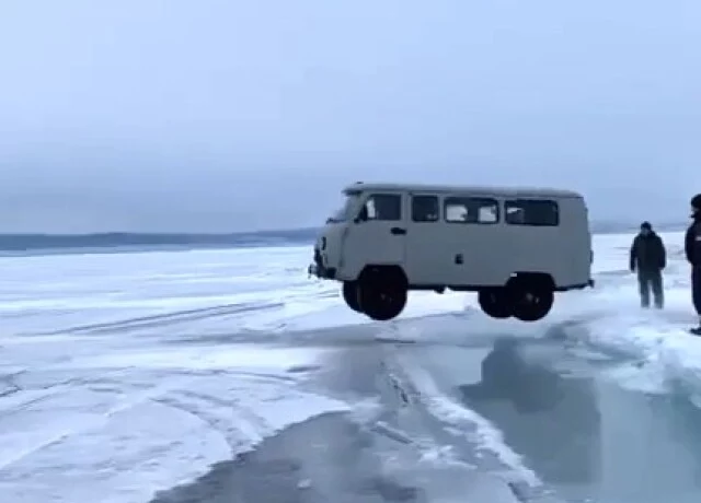 	Летающий УАЗ: на Байкале «буханка» перелетела через полынью