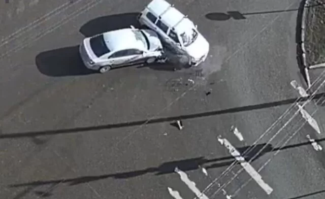  «Не заметил запрещающий сигнал светофора»: два автомобиля не поделили перекресток в Красноярске