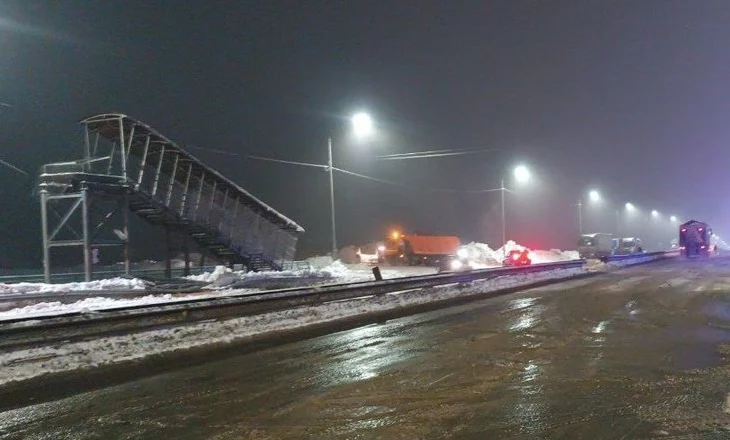 Фура снесла пешеходный мост в Дальнеконстантиновском районе