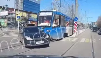 	Авария в Иркутске: водитель легковушки при повороте не заметил трамвай