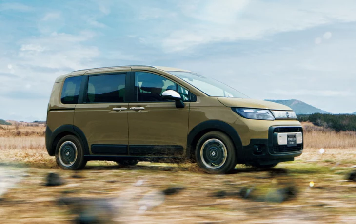 Новый компактвэн Honda Freed выходит на рынок: более солидный дизайн и кросс-версия