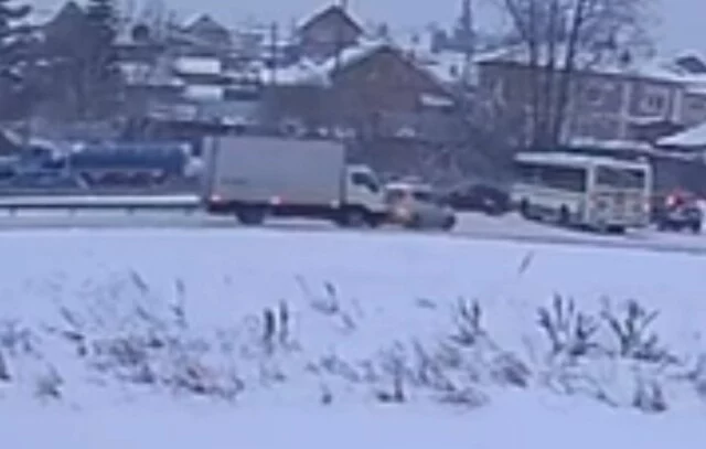 	В Иркутске водитель легковушки пытался повернуть налево и столкнулся с грузовиком