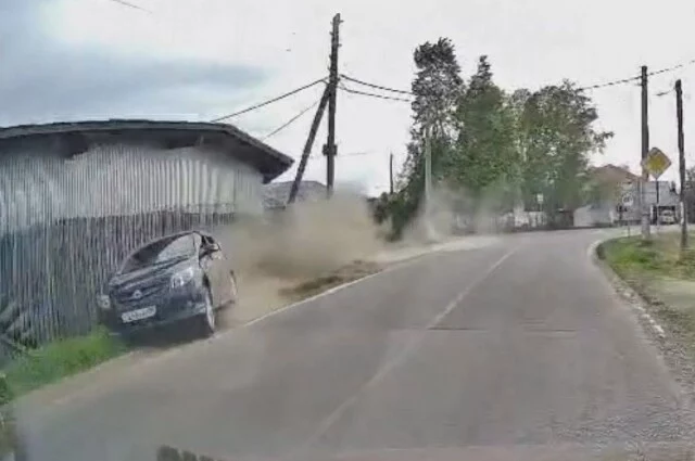 	В Ангарске лихач на легковушке не вписался в поворот и врезался в забор