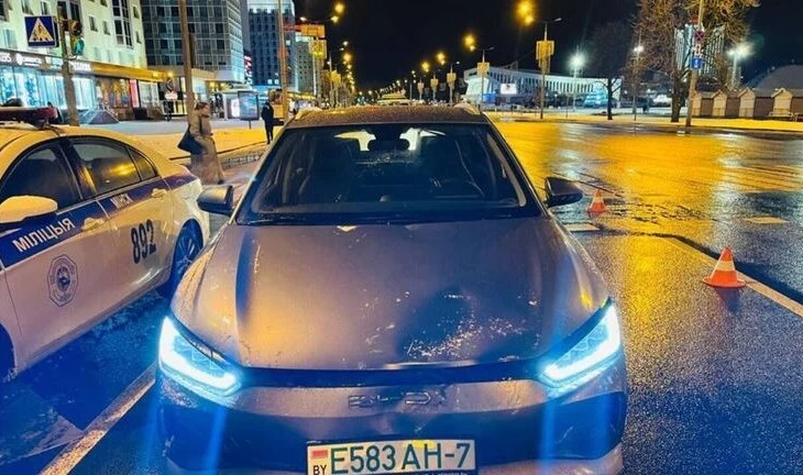 Девушка попала под колеса электромобиля в центре Минска