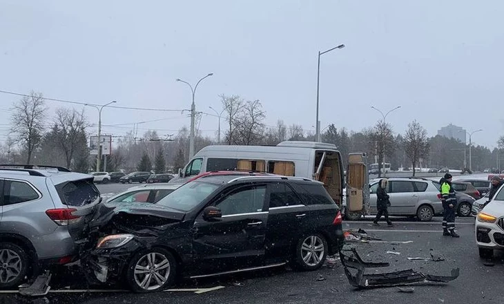 В Минске внедорожник протаранил пять автомобилей