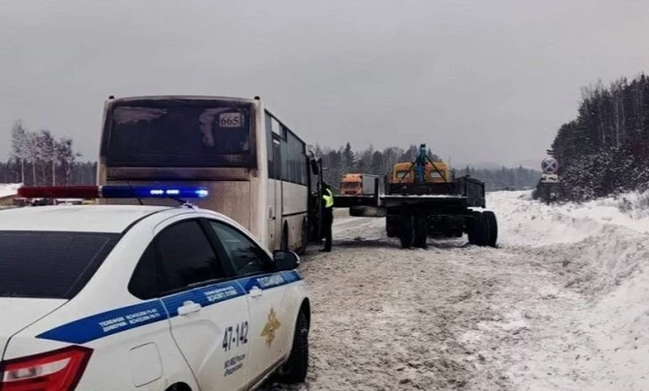 На свердловской трассе столкнулись КАМАЗ и пассажирский автобус