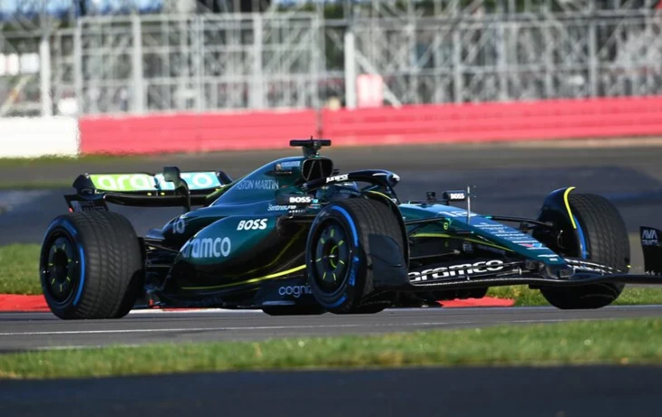 Aston Martin AMR24 дебютировал на гоночной трассе