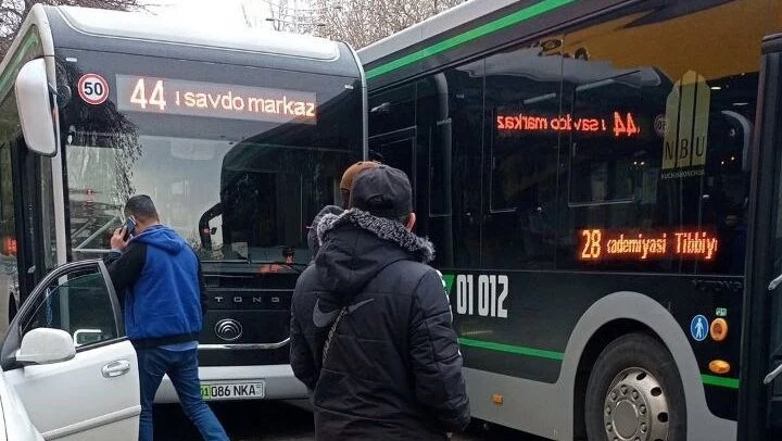 В Ташкенте во время высадки пассажиров на остановке столкнулись два электробуса