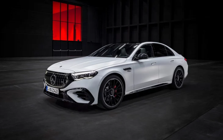 Новый Mercedes-AMG E 53 Hybrid: полный привод и большая батарея для рутинных поездок