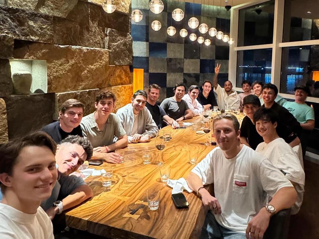 Ужин пилотов Формулы 1 в Абу-Даби &copy; Соцсети