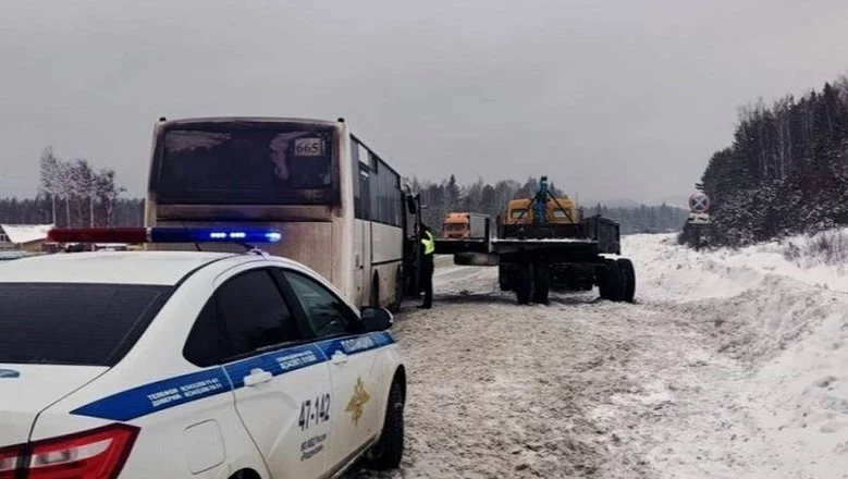 На свердловской трассе столкнулись КАМАЗ и пассажирский автобус