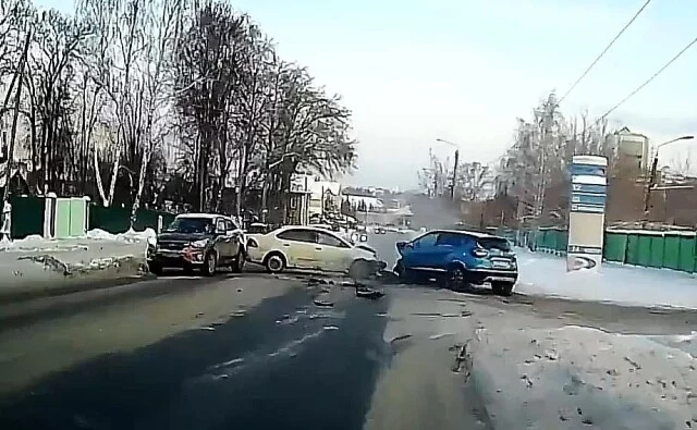  В Чебоксарах водитель «Фольксвагена» объезжал «препятствие» на дороге и устроил лобовое ДТП