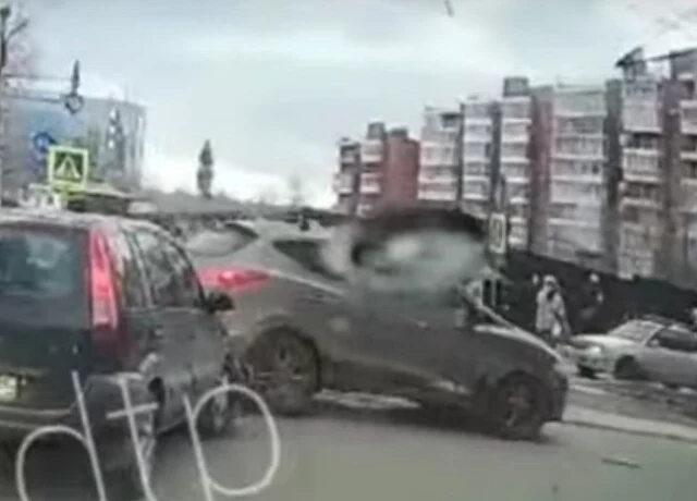 	В Иркутске водитель при выезде со второстепенной не пропустил двигавшуюся по главной машину