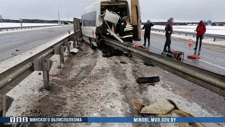 «Маршрутка была на лысой резине, а водитель сидел в телефоне». СК назвал причину аварии с маршруткой