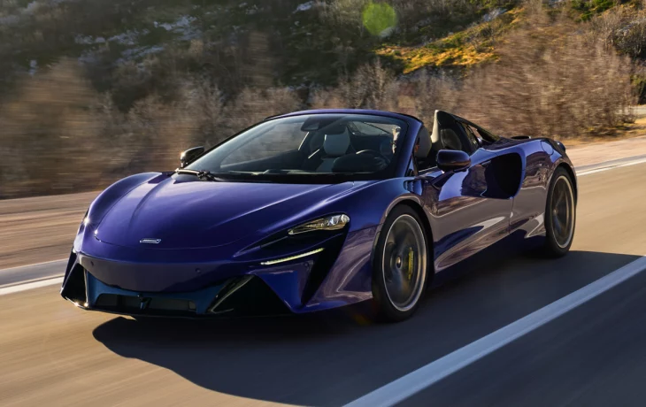 McLaren Artura Spider с 700-сильной гибридной установкой набирает первую сотню за 3 секунды