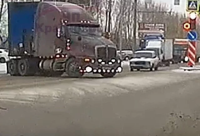 	Авария на перекрестке в Красноярске: «Жигули» на высокой скорости влетели в поворачивающую фуру