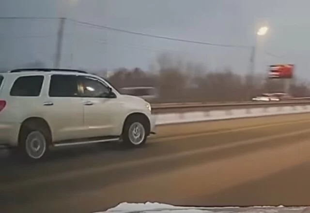 	В Красноярске водитель потерял управление на скользкой дороге и едва не попал в ДТП