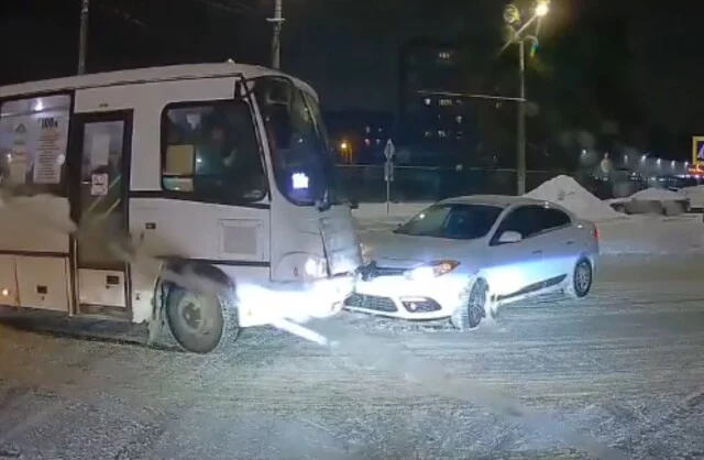 	Легковой автомобиль столкнулся с автобусом на перекрестке в Иванове