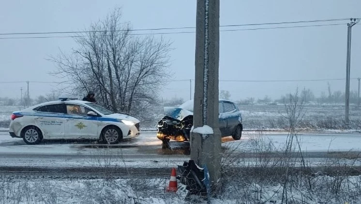 В Волгограде иномарка врезалась в столб, пострадали двое детей