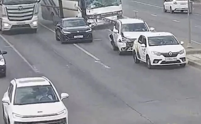  «Не справился с управлением»: массовое ДТП с участием автобуса произошло в Волгограде