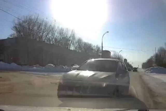  В Тольятти водитель «Ниссана» проехал на красный и попал в ДТП