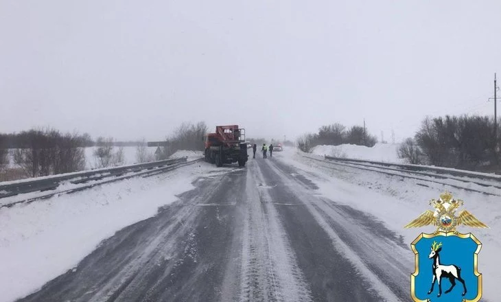 Два человека погибли в ДТП с Hyundai и «КамАЗом» на трассе в Самарской области