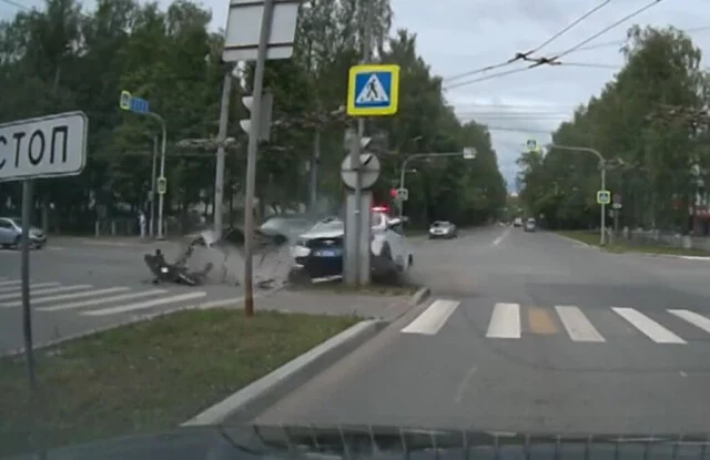  «Летела под 80 км/ч на красный»: ДТП с участием автомобиля ДПС произошло в Йошкар-Оле