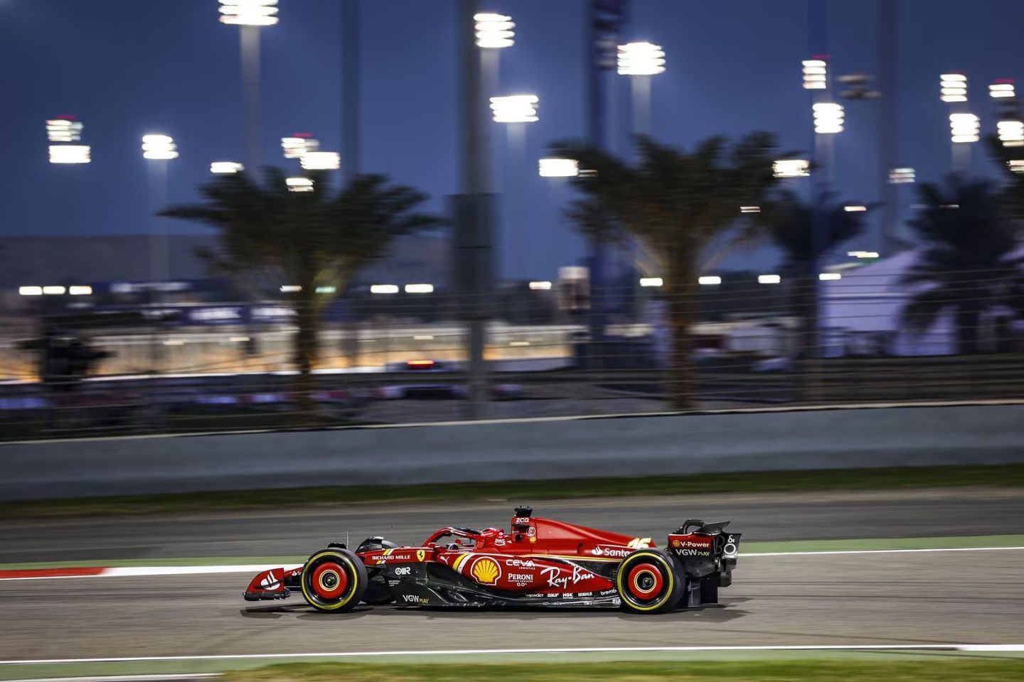 Гонщики Ferrari Карлос Сайнс и Шарль Леклер заняли два первых места по итогам зимних тестов в Бахрейне © Ferrari
