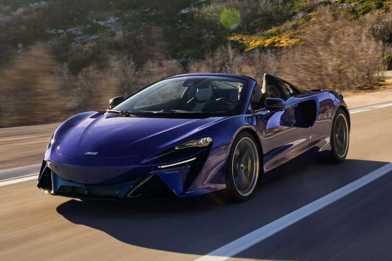 McLaren Artura Spider с 700-сильной гибридной установкой набирает первую сотню за 3 секунды