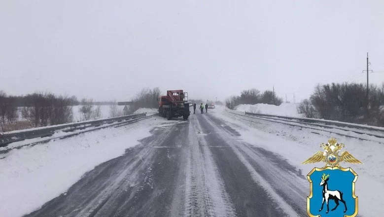 Два человека погибли в ДТП с Hyundai и «КамАЗом» на трассе в Самарской области