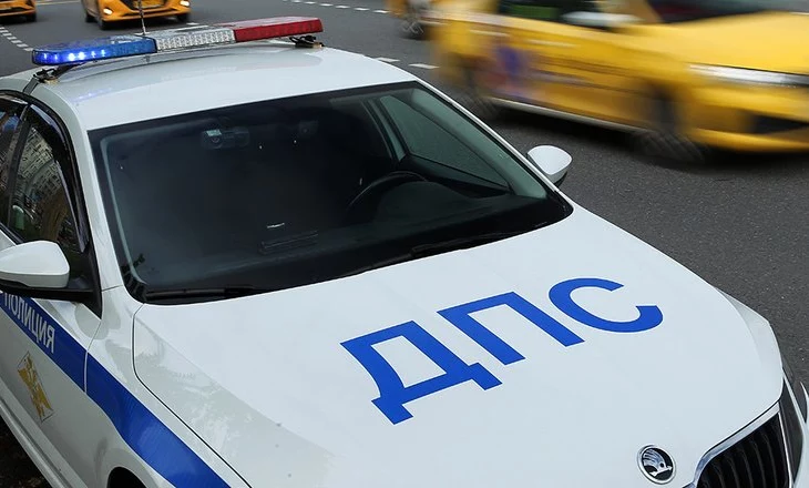 В Москве проехавший на красный свет Mercedes врезался в такси