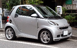 Автомобили Smart Fortwo Coupe: когда шумный город влюбляется в крошечный автомобиль